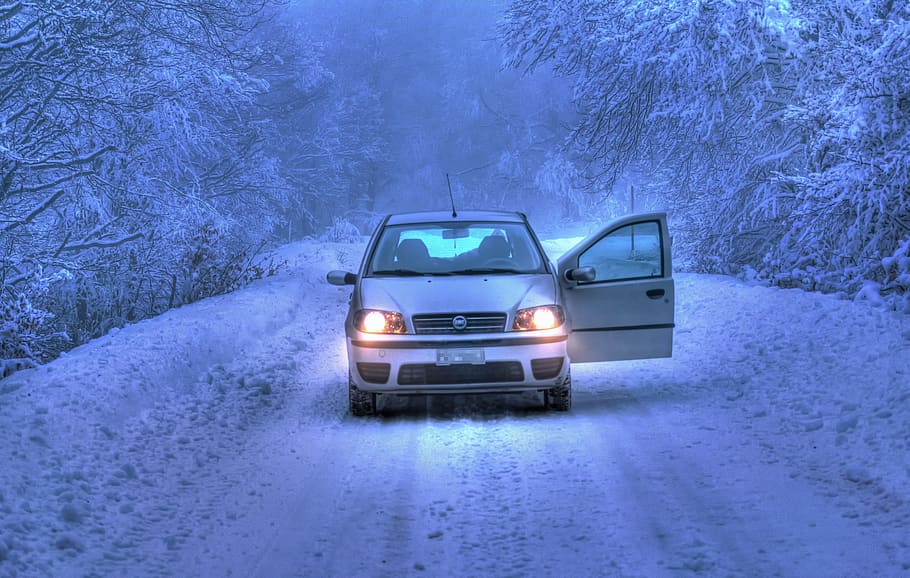 bil, vinter, bjerg, sne, jul, kold, hvid, dekoration, årgang, auto, rød, vej, rejse, frost, køretøj, natur, Grækenland, transportmidler, kold temperatur, transportform, motor køretøj, land køretøj, træ, belyst, plante, ingen mennesker, jord, sner, Frosset, ekstremt vejr, skønhed i naturen, snestorm, 5K