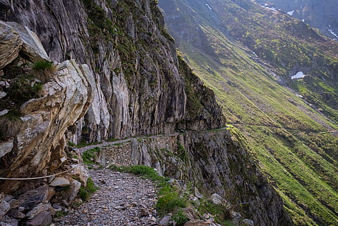 graue Klippe, Natur, Cliff, draußen, Italien, valbondione, Straße, Kies, Schotterstraße, Steigung, Pflanze, Baum, Holz, Berg, Boden, Pfad, Sommer-, Sport, curo, Gehen, Grün, Szenen - Natur, Ruhe, Schönheit in der Natur, Landschaft, Umgebung, ruhige Szene, Land, Tag, Rock, Nicht-städtische Szene, Gebirge, keine Leute, Rock - Objekt, Felsformation, solide, Formation, erodiert, Nadelbaum, 4K, CC0, gemeinfrei, lizenzfrei