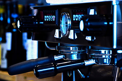 svart, grå, kaffemaskin, nærbilde fotografering, nærbilde, kaffe, elektronikk, utstyr, innendørs, maskineri, produksjon, refleksjon, stål, teknologi, blå, ingen folk, styre, fokusere på forgrunnen, belyst, cockpit, luftfartøy, kommunikasjon, natt, flyindustrien, kontrollpanel, kunstkultur og underholdning, reise, svart farge, fly, knott, 5K, CC0, offentlig domene, opphavsrett gratis
