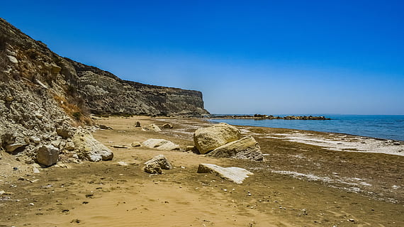 platja, penya-segats, mar, línia de costa, paisatge, escènic, espectacular, aïllat, tranquil, calma, serenitat, platja de zapalo, Xipre, aigua, terra, cel, escenics - natura, bellesa a la natura, naturalesa, cel clar, rock, rock - object, cap gent, horitzó, escena tranquil·la, tranquil·litat, dia, blau, horitzó sobre l’aigua, sòlid, 5K, CC0, domini públic, lliure de regalies