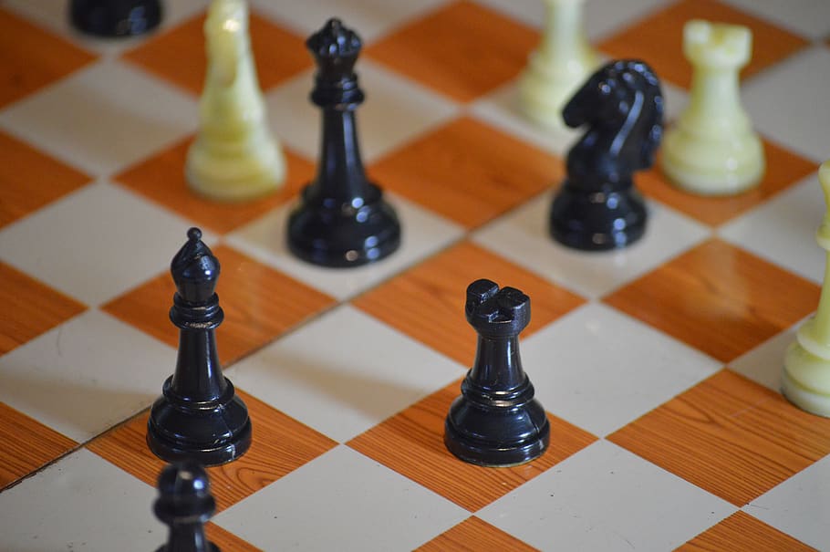 joc, rei, peça, escacs, jugar, desafiament, blanc, negre, figura, intel·ligència, guanyar, guerra, tàctiques, estratègic, oci, jocs d’oci, joc de taula, Una peça d'escacs, estratègia, relaxació, Tauler d'escacs, rei - escacs, activitat d'oci, cultura i entreteniment artístic, a l'interior, patró comprovat, peó - peça d’escacs, reina - peça d 'escacs, cavaller - peça d’escacs, cap gent, natura morta, competició, primer pla, 5K