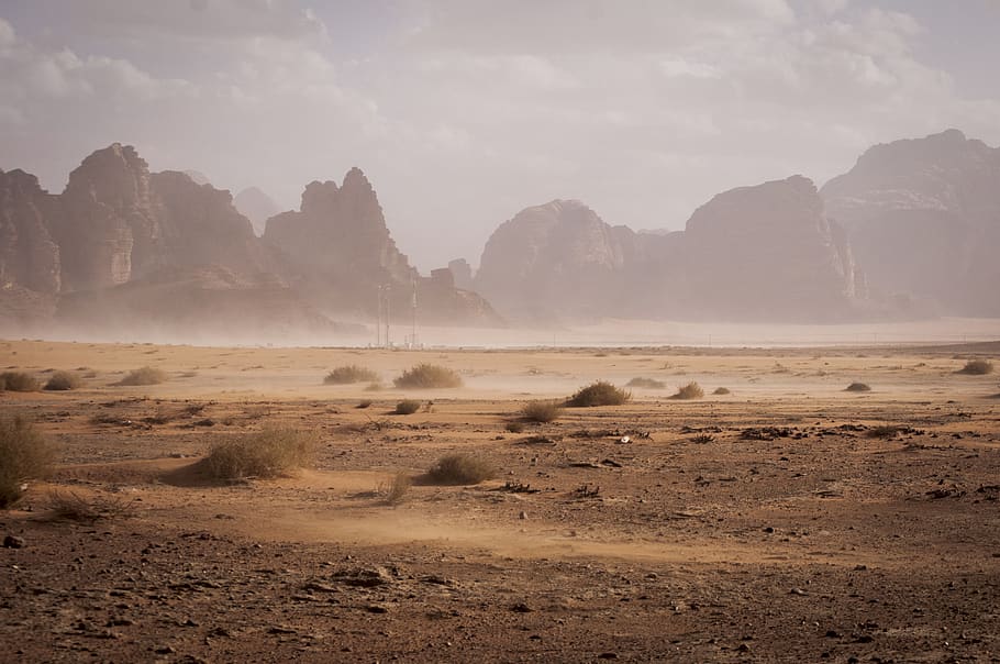 vall de pols del desert, sòl, naturalesa, a l'aire lliure, jordan, sorra, desert, aqaba, Wadi-ron, paisatge, temps, món, muntanyes, wadirum, путешествие, иордания, вадирам, горы, пустыня, natgeo, boira, cel, bellesa a la natura, escena tranquil·la, escenics - natura, tranquil·litat, aigua, cap gent, terra, escena no urbana, medi ambient, núvol - cel, muntanya, arbre, vapor, brutícia, clima, nebulós, pols, clima àrid, 2K