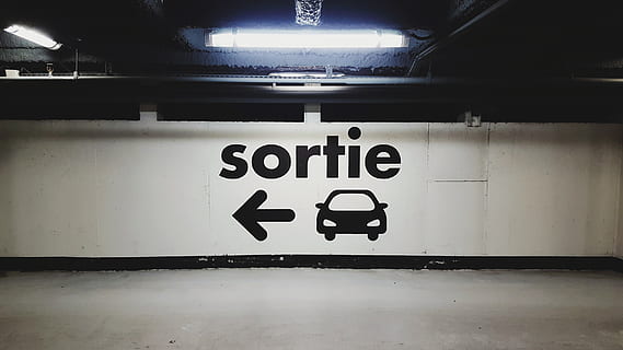značení, výstup, podepsat, světlo, francouzština, označení, zeď, městský, parkoviště, podzemí, auto, horizontální pozadí, Pozadí, tapeta na zeď, horizontální tapeta, francouzské znamení, šipka, neonové světlo, neon, ven, sdělení, text, západní skript, architektura, svítí, informace, nástěnný prvek, číslo, nikdo, uvnitř, stavba, informační značka, veřejná doprava, přeprava, osvětlovací zařízení, metro, vedení, parkovací garáž, strop, architektonický sloup, garáž, zpráva, 2K, CC0, veřejná doména, bez autorských práv
