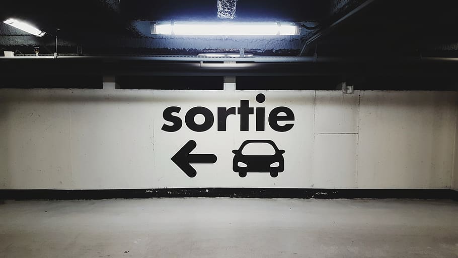 značení, výstup, podepsat, světlo, francouzština, označení, zeď, městský, parkoviště, podzemí, auto, horizontální pozadí, Pozadí, tapeta na zeď, horizontální tapeta, francouzské znamení, šipka, neonové světlo, neon, ven, sdělení, text, západní skript, architektura, svítí, informace, nástěnný prvek, číslo, nikdo, uvnitř, stavba, informační značka, veřejná doprava, přeprava, osvětlovací zařízení, metro, vedení, parkovací garáž, strop, architektonický sloup, garáž, zpráva, 2K