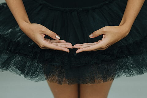 foto, balletdanser, vervelend, rok, balletles, detailopname, danser, dansen, handen, persoon, pose, houding, tutu, slijtage, midsection, menselijke hand, vrouw, menselijk lichaamsdeel, hand-, mensen, echte mensen, volwassen, vooraanzicht, lichaamsdeel, levensstijlen, binnenshuis, vrijetijdsbesteding, staand, casual kleding, jurk, jonge vrouwen, kleding, vinger, nagel, 5K, CC0, publiek domein, royaltyvrij