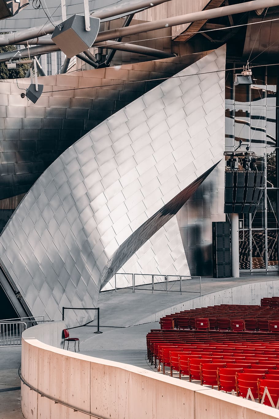 etapa grisa, arquitectura, edifici, Chicago, centre de Convencions, urbà, ciutat, teatre, planetari, parc del mil·lenni, Estats Units, òpera, edifici d'oficines, concert, metròpolis, centre de la ciutat, habitació, sala, a l'interior, auditori, estructura construïda, exterior de l'edifici, dia, cap gent, escala, vermell, a l'aire lliure, vidre - material, naturalesa, sostre, absència, vista d’angle alt, patró, llum solar, Color blanc, indústria, 5K