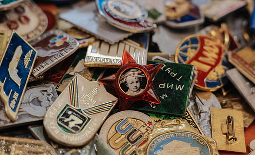 Broschen in verschiedenen Farben, Armbanduhr, Warenzeichen, Logo, Symbol, Gold, Stifte, UdSSR, Roter Oktober, Lenin, Turm, Glockenturm, die Architektur, Gebäude, Süßwaren, Lebensmittel, Süßigkeiten, Text, Burger, Emblem, Abzeichen, keine Leute, große gruppe von gegenständen, Stillleben, Nahansicht, drinnen, Wahl, Hintergründe, Fokus auf den Vordergrund, Nummer, Vollbild, Fülle, Variation, mehrfarbig, menschliche Darstellung, High Angle View, selektiver Fokus, Kreativität, Tabelle, Darstellung, 4K, CC0, gemeinfrei, lizenzfrei