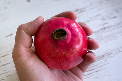granatai, lentelė, raudona, vaisiai, šviežias, maisto, vitaminų, saldus, valgyti, vegetaras, pobūdį, sultingas, ranka, Maistas ir gėrimai, žmogaus ranka, sveika mityba, žmogaus kūno dalis, gerovę, vienas asmuo, šviežumas, ūkyje, realūs žmonės, Iš arti, neatpažįstamas asmuo, asmeninė perspektyva, aukšto kampo vaizdas, kūno dalis, sutelkti dėmesį į naujas žinias, pirštu, subrendęs, 5K