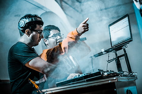 uomo, controllo, controller dj, accanto, microfono, dj, computer, cuffie, Fumo, prestazione, il computer portatile, tavola di miscelazione, persona, mic, bicchieri, nerd, maschio, tipo, interno, buio, musica, Audio, concerto, occupazione, lavoro, uomini, persone, attrezzatura, lavoratore manuale, fabbrica, abiti da lavoro protettivi, industria, strumento di lavoro, abilità, laboratorio, riparazione, occupazione professionale, competenza, adulto, tecnologia, produzione, uniforme, guanto protettivo, maschera protettiva - abbigliamento da lavoro, in casa, fumo - struttura fisica, maschi, craftsperson, occhiali protettivi, meccanico, una persona, macchinario, 4K, CC0, dominio pubblico, privo di copyright