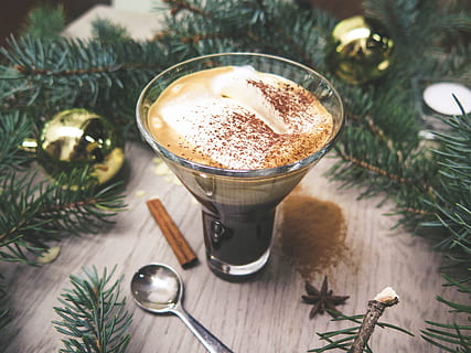 Weihnachten, Baum, Löffel, Pinienkern, Glas, Pulver, Kaffee, Milch, Kunst, Ornamente, Essen und Trinken, Getränk, Erfrischung, Küchenutensilien, Essgeschirr, drinnen, Weihnachtsbaum, Tabelle, Nahansicht, Kaffee trinken, Weihnachtsdekoration, keine Leute, Lebensmittel, Frische, heisses Getränk, Urlaub, Latté, Weihnachtsverzierung, Nadelbaum, 2K, CC0, gemeinfrei, lizenzfrei