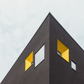 grå betonbygning, bygning, himmel, vindue, abstrakt, sort, hvid, gul, arkitektur, moderne design, by, by-, minimal, geometri, linje, glas, skandinavisk, Scandinavium, moderne arkitektur, moderne, grå, bygget struktur, design, bygning udvendig, murbygningsfunktion, byggebranchen, udendørs, ingen mennesker, forretning, baggrunde, blå, facade, 1080P, CC0, offentligt domæne, royaltyfrie