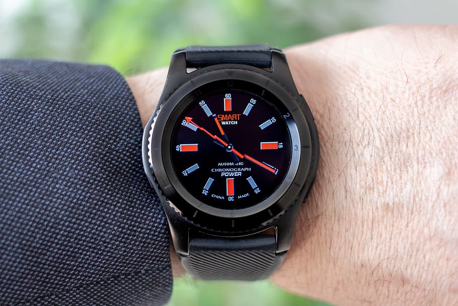 smartwatch, mòbil, aplicació, rellotge, podòmetre, esport, monitor de ritme cardíac, estilització, elegant, calories, mans del rellotge, canell, monitor de dormir, negre, vermell, mà humana, part del cos humà, mà, temps, rellotge de polsera, primer pla, centrar-se en primer pla, veure, una persona, dia, persones reals, precisió, nombre, part del cos, articulació humana, a l'aire lliure, homes, instrument de mesura, persona irreconeixible, dit, comprovant l’hora, accessori personal, extremitat humana, Minuta, 5K