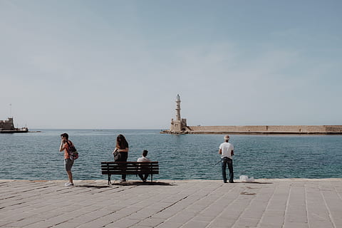 ludzie, morze, ławka, światło dzienne, latarnia morska, śródziemnomorski, ocean, molo, niebo, widok, woda, architektura, mężczyźni, zbudowana struktura, dorosły, pełna długość, Natura, dzień, kobiety, dwoje ludzi, posiedzenie, spędzania wolnego czasu, prawdziwi ludzie, styl życia, podróżować, cele podróży, na dworze, promenada, para - związek, 4K, CC0, domena publiczna, darmowe zdjęcia