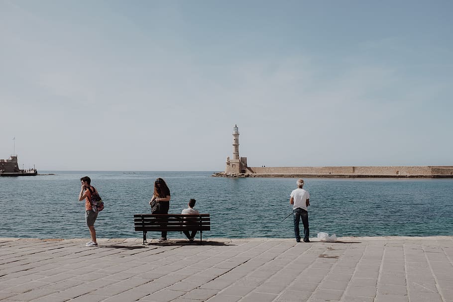 persone, mare, panchina, luce del giorno, faro, mediterraneo, oceano, molo, cielo, vista, acqua, architettura, uomini, struttura costruita, adulto, lunghezza intera, natura, giorno, donne, due persone, seduta, attività di svago, persone reali, stili di vita, viaggio, destinazioni di viaggio, all'aperto, lungomare, coppia - relazione, 4K