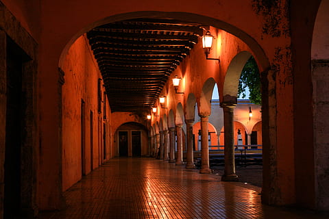 mexico, merida, arkitektur, parkere, lys, bue, bygning, belyst, veien forover, arkade, retning, bygget struktur, korridor, innendørs, ingen folk, belysningsutstyr, arkitektonisk kolonne, gulv, synkende perspektiv, på rad, fortiden, historie, tømme, fravær, tak, søyle, buet, elektrisk lampe, 4K, CC0, offentlig domene, opphavsrett gratis