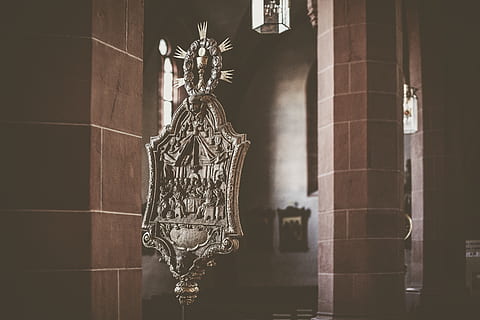 béžový dekor, loga, symbol, ochranná známka, lustr, svítilna, budova, architektura, pilíř, sloupec, domovní dekorace, krypta, trofej, apsida, kostel, oltář, archeologie, neskutečný turnaj, pták, sup, umění a řemesla, zastoupení, sochařství, lidské zastoupení, socha, stavba, tvořivost, minulost, Dějiny, nikdo, řemeslo, den, mužská podobnost, náboženství, architektonický sloup, víra, exteriér budovy, řezba, 2K, CC0, veřejná doména, bez autorských práv
