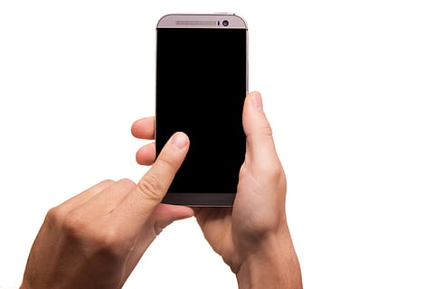 grå smartphone, elektronik, finger, gadget, hænder, skærm, smartphone, teknologi, touchscreen, menneskelig hånd, menneskelig kropsdel, trådløs teknologi, meddelelse, mobiltelefon, hånd, smart telefon, bærbar informationsenhed, kropsdel, forbindelse, skåret ud, hvid baggrund, touch screen, bedrift, telefon, hvid farve, tekstbeskeder, blank, global kommunikation, menneskelig lem, 4K, CC0, offentligt domæne, royaltyfrie