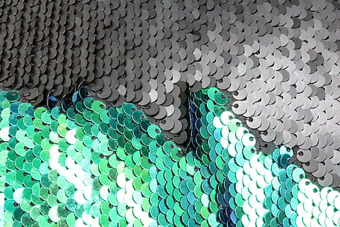 structuur, lovertje, glimmend, patroon, schitteren, kleurrijk, flikkering, ambacht, mousserend, getextureerde, metalen, decoratie, glittery, hoofdkussen, groen, blauw, grijs, volledig kader, geen mensen, touw, hoge hoekmening, achtergronden, dag, metaal, groene kleur, detailopname, verbinding, buitenshuis, visnet, sterkte, veiligheid, natuur, herhaling, water, bescherming, vis industrie, ingewikkeldheid, turkoois gekleurd, 5K, CC0, publiek domein, royaltyvrij