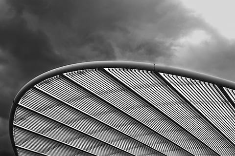 grijze bouwstructuur, gebouw, natuur, weer, kantoorgebouw, architectuur, brug, gewelfd, boog, buitenshuis, symbool, asfalt, dak, wolk, hemel, stapelwolk, stedelijk, Opera Huis, baluster, leuning, wolk - lucht, patroon, lage hoekweergave, geen mensen, ingebouwde structuur, metaal, dag, buitenkant van het gebouw, bewolking, kromme, modern, ontwerp, detailopname, herhaling, zilverkleurig, 4K, CC0, publiek domein, royaltyvrij