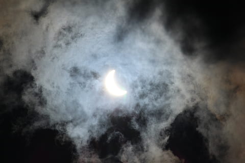Eclipse solar, totalidad, Dom, cielo, Luna, noche, nube - cielo, espacio, belleza en la naturaleza, paisajes - naturaleza, astronomía, nadie, naturaleza, al aire libre, humo - estructura fisica, vista de ángulo bajo, Luna llena, exploración espacial, majestuoso, iluminado, luz - fenómeno natural, tranquilidad, luz de la luna, eclipse, luna planetaria, 5K, CC0, dominio público, libre de derechos