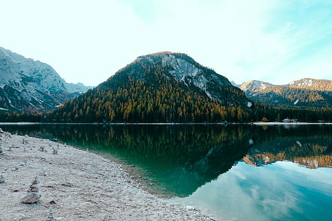 Berge am See, Wasser, See, draußen, Italien, prangt, Lago di Braies, Natur, Gletscher, Eis, Berg, Schnee, Gipfel, Gebirge, Landschaft, Vorgebirge, Pflanze, Gras, Flora, Baum, ruhige Szene, Szenen - Natur, Ruhe, Schönheit in der Natur, Himmel, Reflexion, idyllisch, Nicht-städtische Szene, keine Leute, Ufergegend, Tag, wolke - himmel, Fernbedienung, türkisfarben, 5K, CC0, gemeinfrei, lizenzfrei