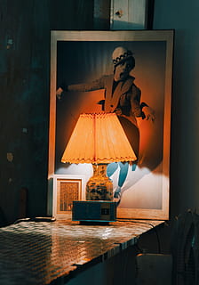 lampe, ramme, bord, belyst, lys, bilde, menneskelig representasjon, representasjon, ingen folk, innendørs, kunst og Håndverk, kvinnelig likhet, kreativitet, mannlig likhet, belysningsutstyr, vindu, glass - materiale, refleksjon, hjem interiør, dekorasjon, oransje farge, natur, stilleben, veggbyggingsfunksjon, elektrisk lampe, 4K