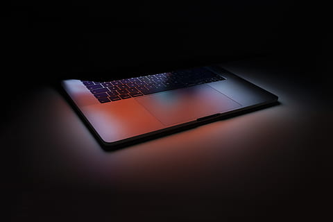 Macbook Pro, computer, elettronica, tastiera, cellulare, Telefono, Tablet, luce, pc, tecnico, Mac, scrivania, macbook, buio, Tech, professionista, 2019, Mela, hardware, tecnologia wireless, tecnologia, comunicazione, connessione, in casa, il computer portatile, girato in studio, nessuno, illuminato, Internet, sfondo nero, dispositivo di informazione portatile, rete di computer, tavoletta digitale, portabilità, raggiante, schermo, sicurezza, comunicazioni globali, 2K, CC0, dominio pubblico, privo di copyright