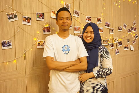 Indonesia, melihat kamera, kedudukan, dalam ruangan, perempuan, potret, tampak depan, anak, tersenyum, orang-orang, pendudukan, pinggang ke atas, dewasa, laki-laki, masa kecil, kebersamaan, dokter, anak pra-remaja, peduli, 5K, CC0, domain publik, bebas royalti