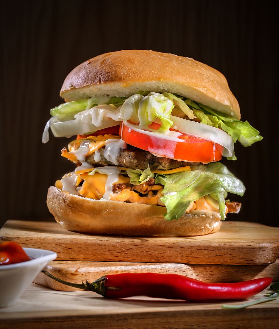 foto de primer pla, hamburguesa de formatge, vedella, pa, pastes, hamburguesa, formatge, cheeseburger, primer pla, deliciós, sopar, menjar ràpid, menjar, fotografia de menjar, enciam, dinar, maionesa, carn, ceba, berenar, saborós, tomàquet, menjar i beguda, entrepà, vegetals, llest per menjar, frescor, a l'interior, alimentació saludable, tir de l'estudi, material de fusta, natura morta, cap gent, taula, fons negre, bun, treureu menjar, 4K