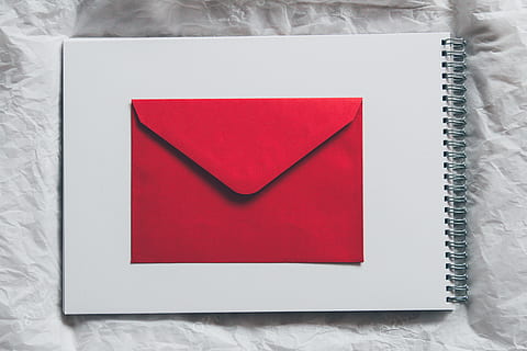 busta rossa, rosso, nessuno, in casa, direttamente sopra, carta, comunicazione, avvicinamento, lettera, girato in studio, amore, bloc notes, Busta, semplicità, emozione, forniture per ufficio, emozione positiva, sfondo bianco, copia spazio, vuoto, 5K, CC0, dominio pubblico, privo di copyright