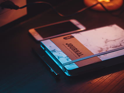journal bog, tæt på, skrivebord, elektronik, iphone, tidsskrift, lys, mobil, pen, skærm, smartphone, teknologi, telefon, meddelelse, trådløs teknologi, forbindelse, indendørs, smart telefon, ingen mennesker, bærbar informationsenhed, mobiltelefon, høj vinkel visning, tekst, selektiv fokusering, vestlige script, enkelt objekt, udstyr, stilleben, bærbarhed, kunstkultur og underholdning, bord, 4K, CC0, offentligt domæne, royaltyfrie