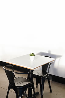 Quadrat, Weiß, hölzern, Tabelle, zwei, schwarz, Stühle, minimal, Kaffee, Innere, Innenarchitektur, Café, Pflanze, Stuhl, Innenanlage, Topfpflanze, Dekor, Dekoration, drinnen, modern, Möbel, Wohnraum, keine Leute, Holz - Material, Schreibtisch, Design, Bodenbelag, Eleganz, Büro, Wohngebäude, leeren, Wohnung, Fenster, Esstisch, Essen, Luxus, Lebensstile, Wandbau - Funktion, Platz, Stil, 4K, CC0, gemeinfrei, lizenzfrei