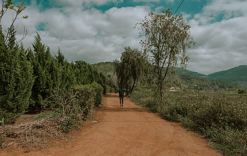 persona, negre, roba, al costat, arbres, herba, núvols, la llum del dia, medi ambient, orientació, turó, paisatge, muntanya, naturalesa, carretera, escènic, cel, sòl, estiu, núvol - cel, planta, arbre, bellesa a la natura, persones reals, creixement, dia, escenics - natura, caminar, una persona, tranquil·litat, escena tranquil·la, activitat d'oci, terra, estils de vida, escena no urbana, a l'aire lliure, 4K, CC0, domini públic, lliure de regalies