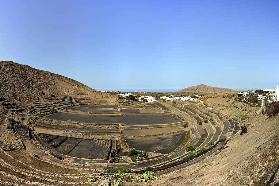 Lanzarote, Meer, Küste, Rock, Landschaft, Strand, Wasser, Kanarische Inseln, Spanien, Natur, Urlaube, Himmel, Sommer-, Sandstrand, Aussicht, Surfen, Insel, Umgebung, Tag, Blau, klarer Himmel, keine Leute, Berg, Nicht-städtische Szene, ruhige Szene, Sonnenlicht, Straße, Ruhe, Szenen - Natur, Schönheit in der Natur, draußen, sonnig, kopieren sie platz, Transport, alte Zivilisation, trockenes Klima, 8K