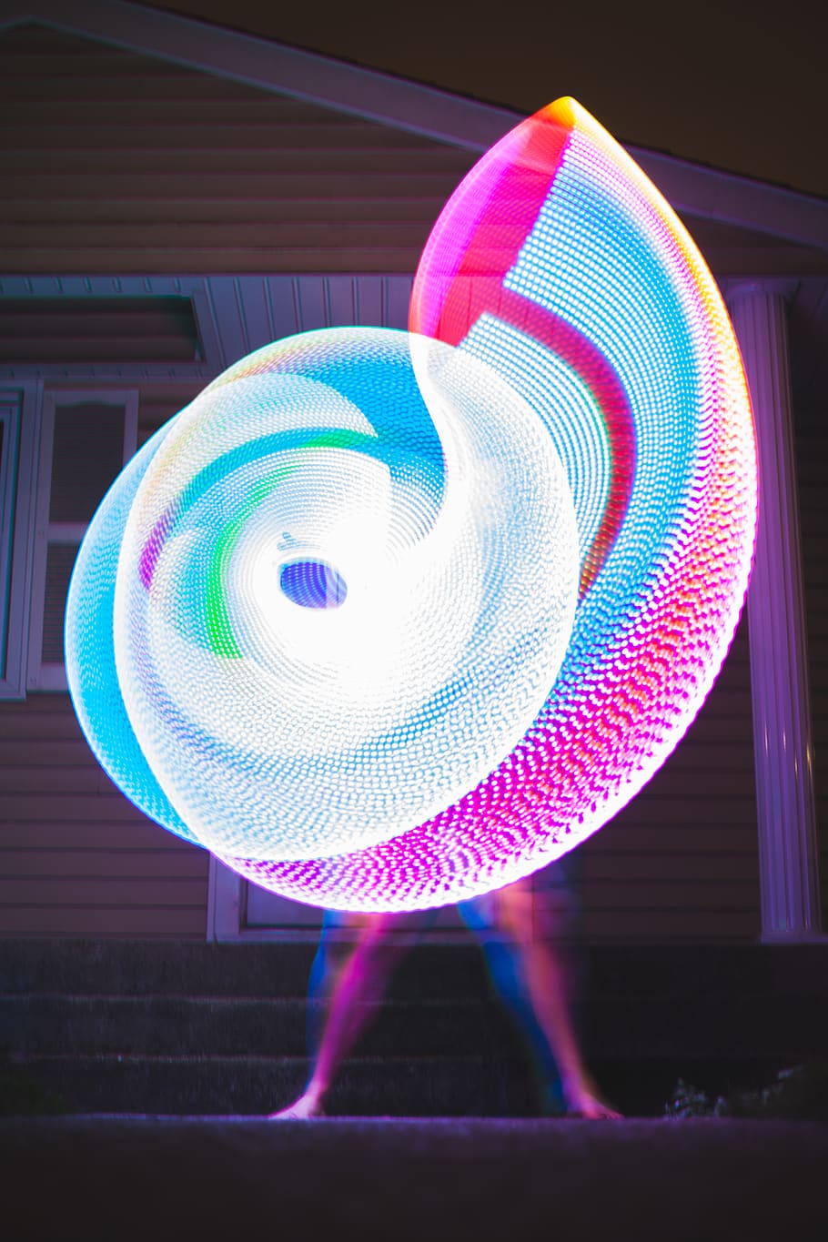 Aro, cèrcol, led, dansa, psicodèlic, ballant, edm, electrònica, baix, brillar, brillant, nit, temps, cercle, llum, il·luminació, boig, arc de Sant Martí, colors, multicolor, arquitectura, estructura construïda, il·luminat, exterior de l'edifici, moviment, patró, cap gent, edifici, disseny, forma, equips d’il·luminació, color rosa, creativitat, blau, pintura de llum, espiral, 5K