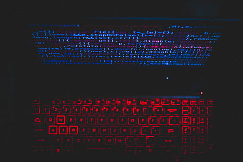 niebieski, czerwony, światło, komputer, kody, klawiatura, laptop, ekran, technologia, dane, cyberprzestrzeń, porozumiewanie się, wyposażenie komputera, numer, kod binarny, połączenie, żadnych ludzi, kodowanie, język komputerowy, Internet, technologia bezprzewodowa, branża elektroniczna, zbliżenie, zamówienie, tła, monitor komputerowy, przestępstwo komputerowe, cyfrowy kompozyt, 5K, CC0, domena publiczna, darmowe zdjęcia