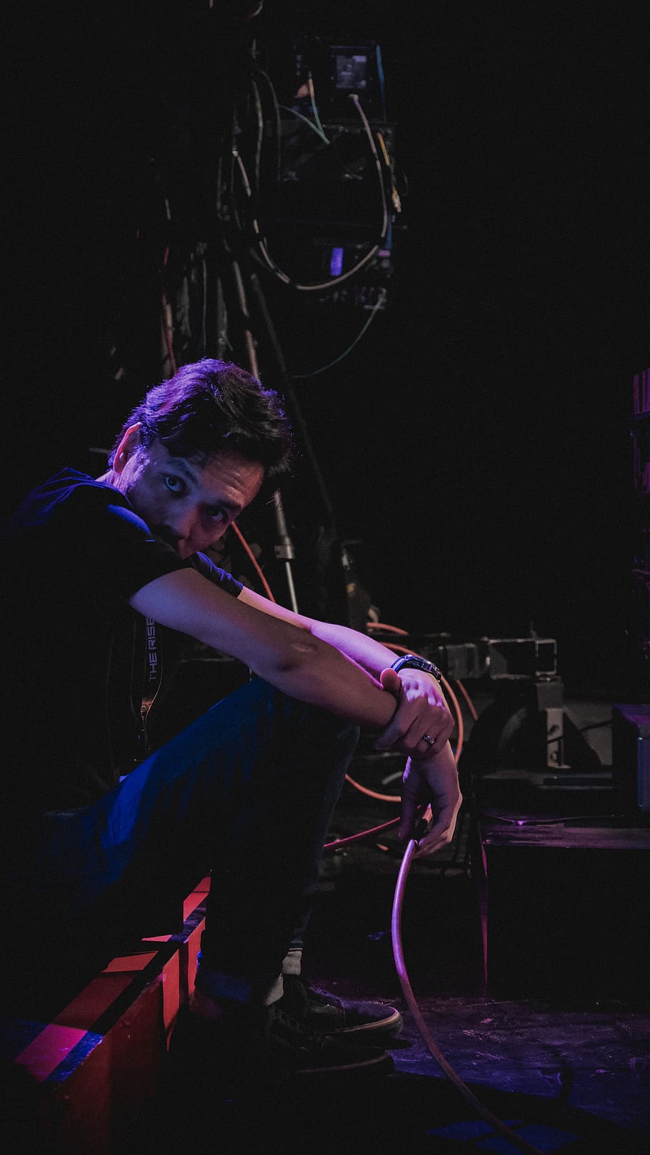uomo, seduta, marciapiede, persona, umano, attività ricreative, folla, musicista, strumento musicale, posa di ballo, vita notturna, concerto, esecutore, chitarrista, chitarra, palcoscenico, club, concerto rock, circo, Festival, acrobatico, discoteca, illuminazione, cultura artistica e intrattenimento, una persona, prestazione, musica, persone reali, in casa, stage - spazio per le prestazioni, artista, giovane adulto, evento artistico, giocando, evento, notte, abilità, dispositivo di input, occupazione, luce - fenomeno naturale, concerto di musica popolare, luce, luce scenica, 5K