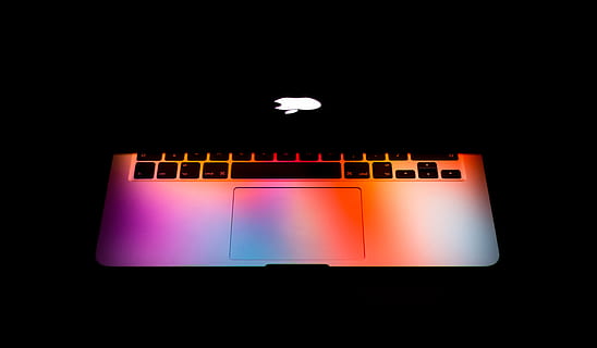 foldet macbook, farve, æble, macbook, tech, computer, bærbar, mørk, pegefelt, ord, belysning, nat, MacBookPro, 13, inch, teknologi, studio skud, sort baggrund, indendørs, kopiere plads, forbindelse, ingen mennesker, tæt på, meddelelse, belyst, orange farve, tastatur, skåret ud, trådløs teknologi, computer tastatur, belysningsudstyr, skærm, 5K, CC0, offentligt domæne, royaltyfrie