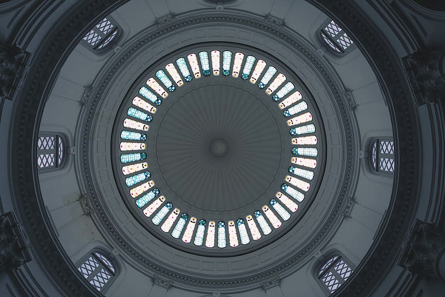arkitektur, bygning, vindue, tårn, klokke tårn, tagvindue, cirkel, symmetri, abstrakt, top, armbåndsur, apsis, søjle, kolonne, hvælving loft, buet, bue, dome, samlebånd, fabrik, bygget struktur, lav vinkel visning, indendørs, ingen mennesker, geometrisk form, form, loft, kuppel, mønster, design, direkte under, dag, arkitektoniske træk, sollys, udsmykkede, arkitektur og kunst, regering, 5K