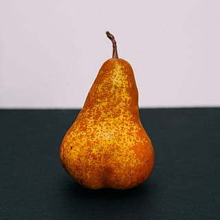 hruška na stole, hruška, ovoce, flóra, jídlo, rostlina, vyrobit, frustum, pero, tvar ovoce, Černý a bílý, zralý, zralé ovoce, fruta, jídlo a pití, Zdravé stravování, uvnitř, oranžová barva, svěžest, blahobyt, studio shot, jeden objekt, nikdo, detail, stálý život, nástěnný prvek, oranžový, kopie prostor, pomeranč, citrusové ovoce, vystříhnout, 2K, CC0, veřejná doména, bez autorských práv