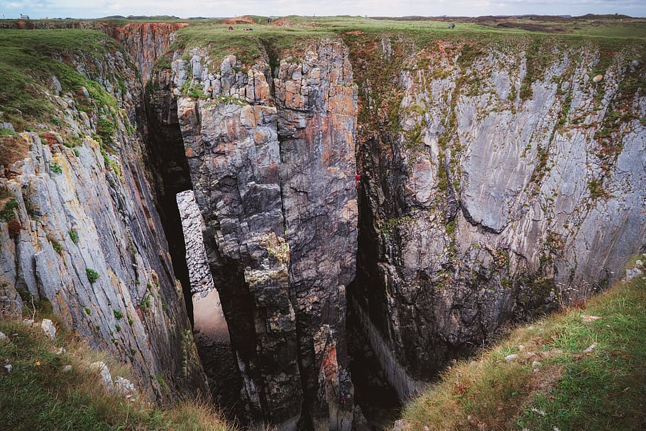 formacions de roca grisa, penya-segat, a l'aire lliure, naturalesa, Gales, edifici, bunker, el caldero, flimston, cova, escalada, escalador, caure, UK, Galles del sud, pembrokeshire, abisme, caldero, paisatge marí, paisatge, tardor, rock, formació de roca, escenics - natura, cap gent, dia, bellesa a la natura, rock - object, escena no urbana, sòlid, tranquil·litat, terra, medi ambient, escena tranquil·la, destinacions de viatge, viatjar, aigua, erosionat, formació, 5K