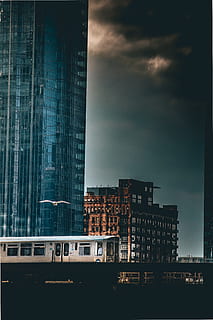 Arsitektur, bangunan, infrastruktur, langit, pencakar langit, menara, tengara, kota, urban, kaki langit, gelap, melatih, kereta api, angkutan, eksterior bangunan, struktur yang dibangun, awan - langit, alam, tidak ada orang, moda transportasi, eksterior gedung perkantoran, kendaraan umum, transportasi kereta api, di luar rumah, Cityscape, modern, kehidupan kota, 5K, CC0, domain publik, bebas royalti