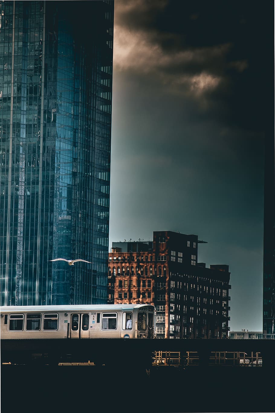 arquitectura, edifici, infraestructura, cel, gratacels, torre, referència, ciutat, urbà, horitzó, fosc, tren, ferrocarril, transport, exterior de l'edifici, estructura construïda, núvol - cel, naturalesa, cap gent, manera de transport, exterior d’edifici d’oficines, transport públic, transport per ferrocarril, a l'aire lliure, paisatge urbà, modern, vida de ciutat, 5K