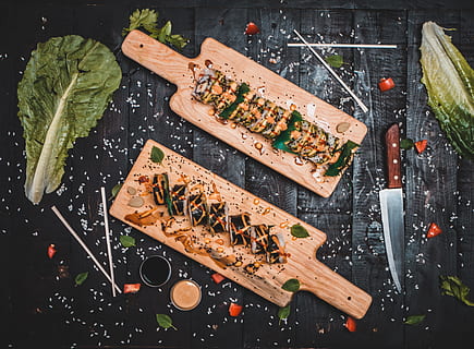 uramaki, chopping, tavole, tavolo, foglia, lattuga, tavolo nero, wasabi, Sushi, pomodoro, salsa, coltello, piatto di legno, tagliere, tavola di servizio, piatto, bastoncini, rotolo, legna, riso, Styled, messa in piega, ristorante, cibo e bevande, cibo, mangiare sano, freschezza, vista dall'alto, in casa, direttamente sopra, legno - materiale, preparazione, verdura, benessere, erba, preparando il cibo, coltello da cucina, nessuno, ingrediente, Spezia, frutta, tritato, cibo vegetariano, 4K, CC0, dominio pubblico, privo di copyright