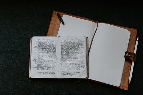 cartonato, libro, superiore, Marrone, legante, Nota, cartella, libro aperto, studia, Bibbia, imparare, leggere, scrittura, scrivania, spazio di lavoro, clip, matita, piccolo, Usato, logoro, originale, linguaggio, personaggio, numero, cristianesimo, religione, testo religioso, spiritualità, documento, lettura, letteratura, cattolicesimo, pagina, Gesù Cristo, formazione scolastica, preghiere, legno - materiale, carta, 2K, CC0, dominio pubblico, privo di copyright