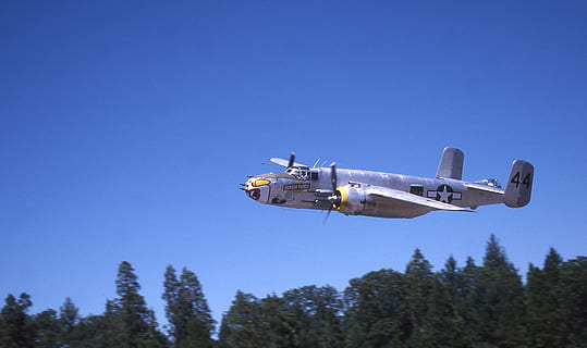 vall d’herba, Estats Units, b-25, mitchell, bombarder, Califòrnia, transport, vehicle aeri, manera de transport, volant, avió, cel, en moviment, blau, militar, naturalesa, sol objecte, cel clar, còpia espai, indústria aeroespacial, arbre, cap gent, moviment, avió militar, assolellat, entrenament militar, agressió, 4K, CC0, domini públic, lliure de regalies