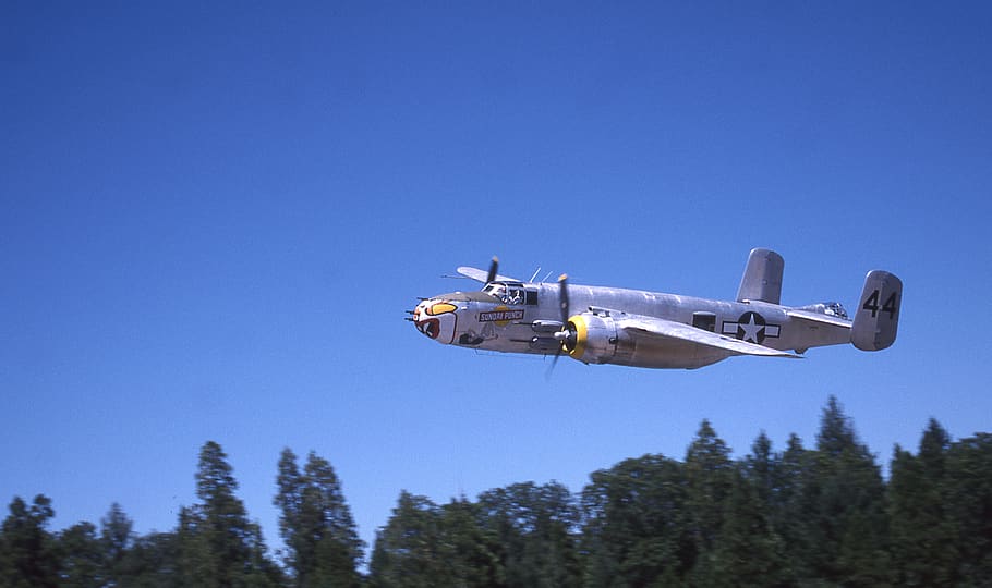 vall d’herba, Estats Units, b-25, mitchell, bombarder, Califòrnia, transport, vehicle aeri, manera de transport, volant, avió, cel, en moviment, blau, militar, naturalesa, sol objecte, cel clar, còpia espai, indústria aeroespacial, arbre, cap gent, moviment, avió militar, assolellat, entrenament militar, agressió, 4K