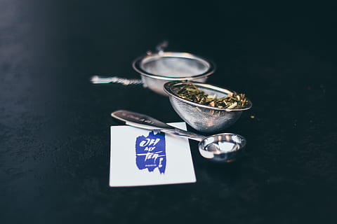 lingura gri, tacâmuri, ceramică, farfurioară, castron, linguriţă, eticheta, text, băutură, artă, porţelan, alcool, borcan, ceașcă, cană de cafea, vază, injecţie, alimente, dragul, castron de supa, în interior, nici o persoana, masa, a închide, comunicare, selectiv, natură moartă, mancare si bautura, bautura fierbinte, vedere în unghi mare, finanţa, western script, ceai, ceai - băutură caldă, metal, recipient, 5K, CC0, domeniu public, fără drepturi de autor
