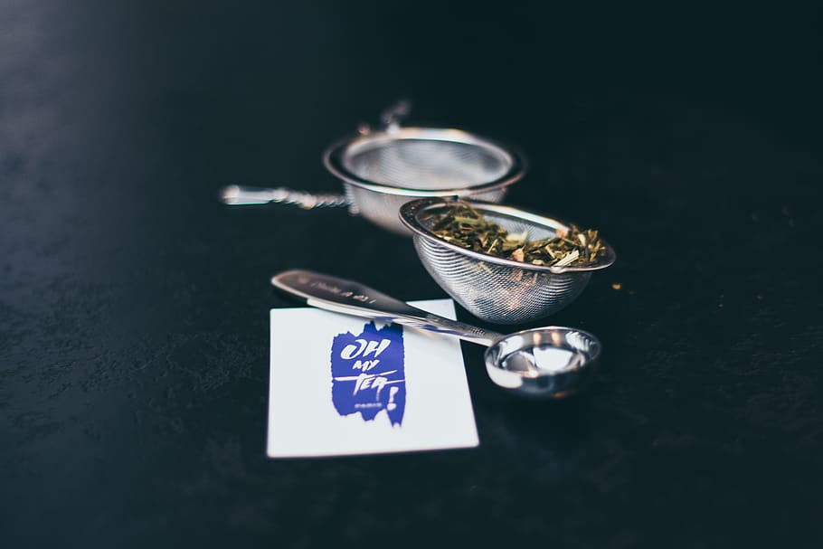grå skje, bestik, keramik, underkop, skål, ske, etiket, tekst, drik, drikke, kunst, porcelæn, alkohol, krukke, kop, kaffekop, vase, indsprøjtning, mad, skyld, suppe skål, indendørs, ingen mennesker, bord, tæt på, meddelelse, selektiv fokusering, stilleben, mad og drikke, varm drikke, høj vinkel visning, finansiere, vestlige script, te, te - varm drikke, metal, beholder, 5K
