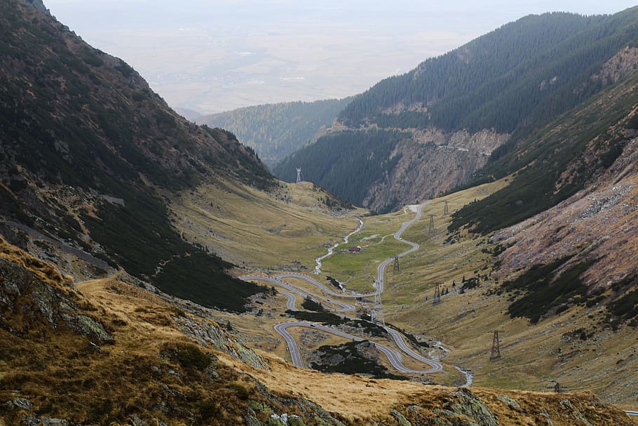 Ventós, carreteres, turons, a l'aire lliure, naturalesa, muntanya, vall, paisatge, Serra, pendent, carretera, romania, muntanyes, canyon, camp, pic, vista aèria, altiplà, grava, Carretera bruta, edifici, refugi, escenics - natura, bellesa a la natura, medi ambient, escena tranquil·la, tranquil·litat, escena no urbana, dia, cap gent, idíl·lic, cel, remot, carretera de muntanya, vista d’angle alt, carretera sinuosa, 5K